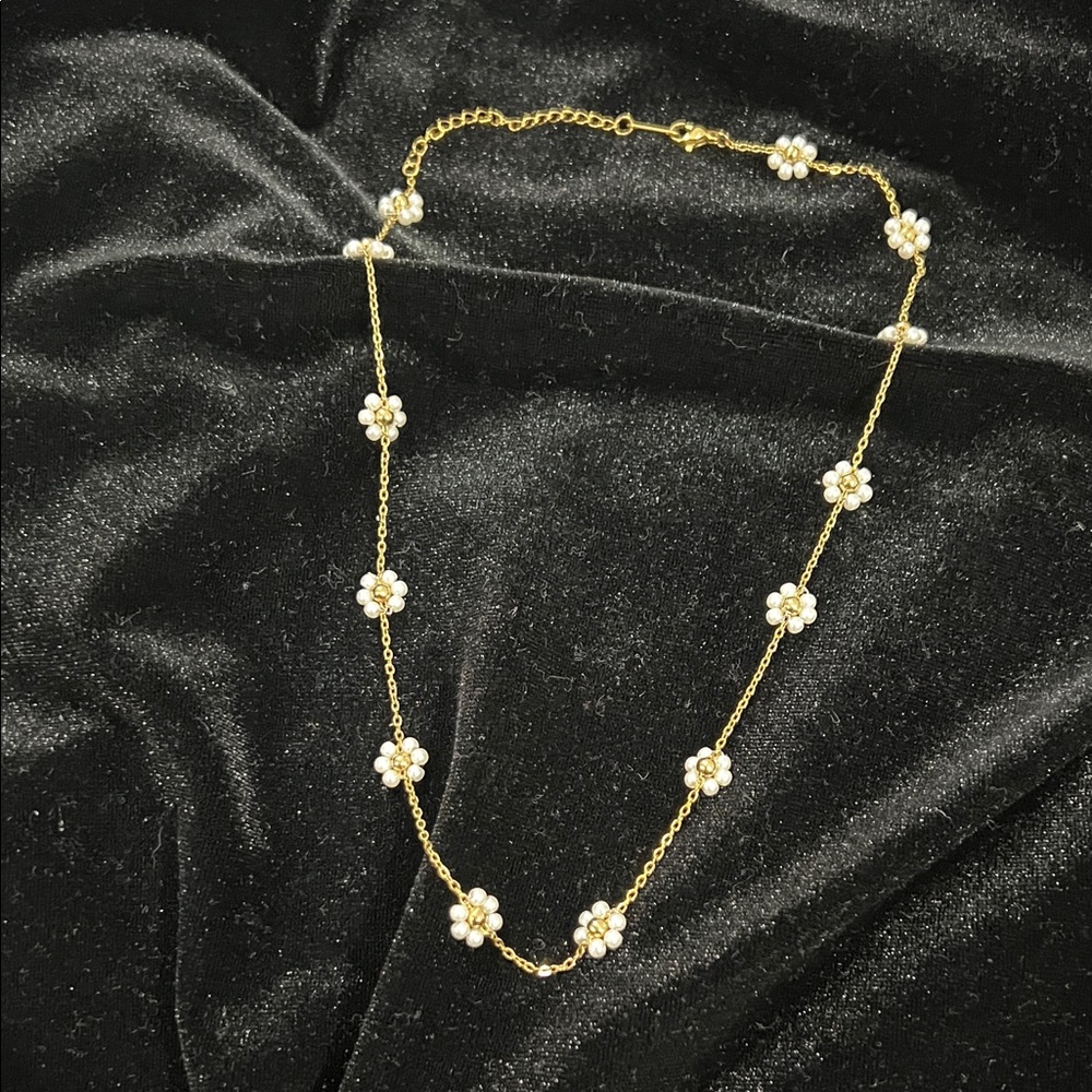 Elegant Gold Daisy Chain Necklace